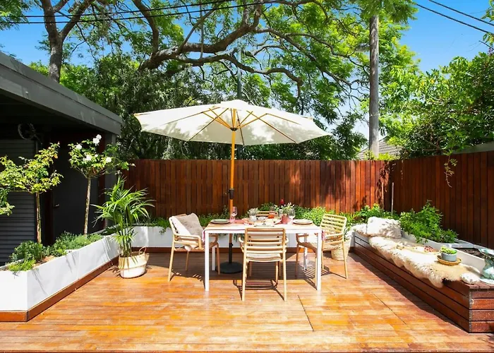 Charming Retreat In Exclusive Glebe Estate