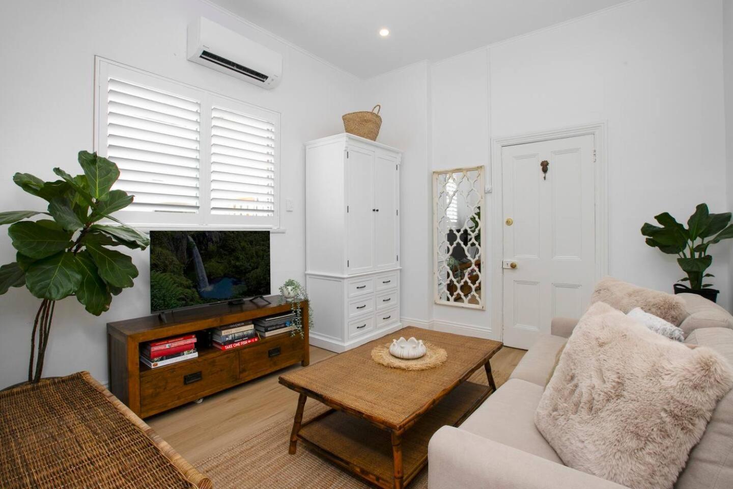 Charming Retreat In Exclusive Glebe Estate Apartment *